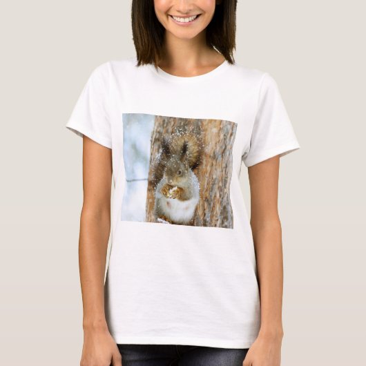 冬の風景内のかわいいリス Tシャツ (正面)