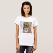 冬の風景内のかわいいリス Tシャツ (正面フル)