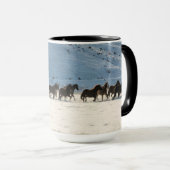冬の馬のドライブで隠れ家の牧場 マグカップ (正面右)