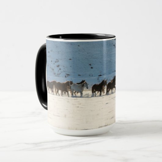 冬の馬のドライブで隠れ家の牧場 マグカップ (正面左)