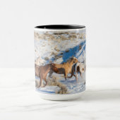 冬の馬のドライブで隠れ家の牧場 マグカップ (中央)