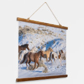 冬の馬のドライブで隠れ家の牧場 吊り下げ型タペストリー (傾斜あり)