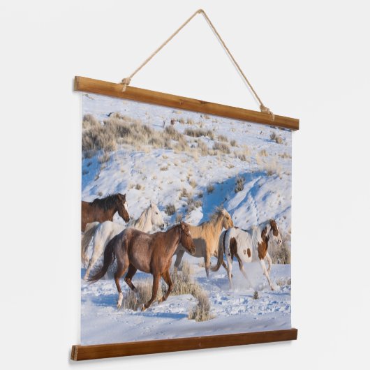 冬の馬のドライブで隠れ家の牧場 吊り下げ型タペストリー (傾斜あり)
