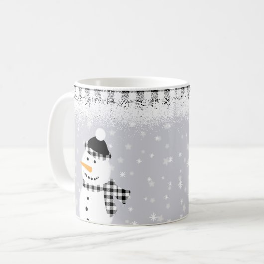 冬の魅力的帽子とスカーフの雪だるま コーヒーマグカップ (正面左)