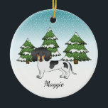 冬の黒とタンの短い髪のダシュント セラミックオーナメント<br><div class="desc">可愛い滑らかな髪の黒とタンのピエハゲのコートカラーのデステイのオリジナル漫画のイラストレーションダシュントは犬を育てる。3本の緑のモミの木と降り積もる雪が積もった冬のシーンに犬を置く。背景は青から白のグラデーション与えのデザインは、寒い冬の日に見える。名前にはパーソナル化可能な文字領域もある。</div>