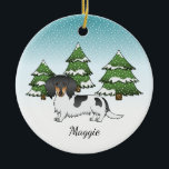 冬の黒と黄褐色の長い髪のダシュント セラミックオーナメント<br><div class="desc">可愛い長い髪の黒とタンのピエバルコート色のデステイのオリジナル漫画のイラストレーションダッシュント品種の犬。3本の緑のモミの木と降り積もる雪が積もった冬のシーンに犬を置く。背景は青から白のグラデーション与えのデザインは、寒い冬の日に見える。名前にはパーソナル化可能な文字領域もある。</div>