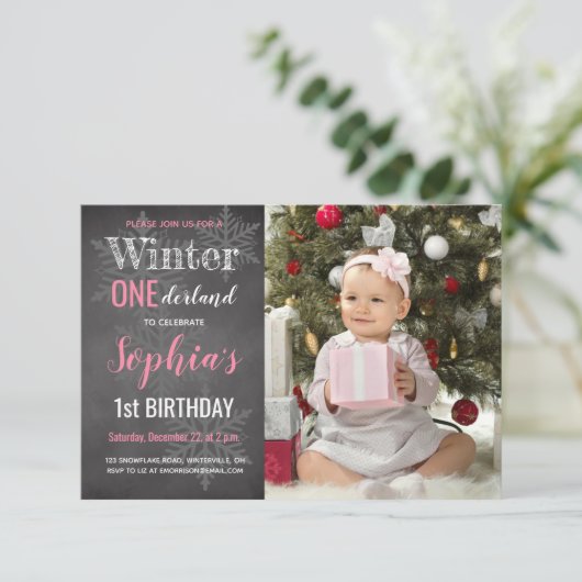 冬の黒板フォトガールの最初の誕生日 招待状 (スタンド正面)