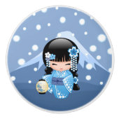 冬のKokeshiの人形-青い山の芸者女の子 セラミックノブ (正面)