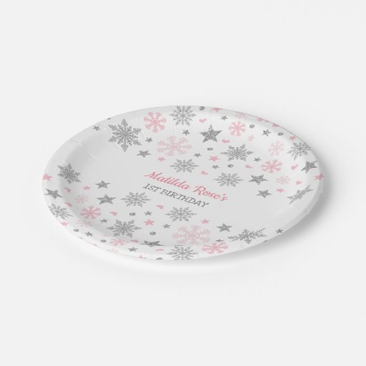 冬のOnderlandのピンクの銀製の雪片の誕生日 ペーパープレート (アングル)