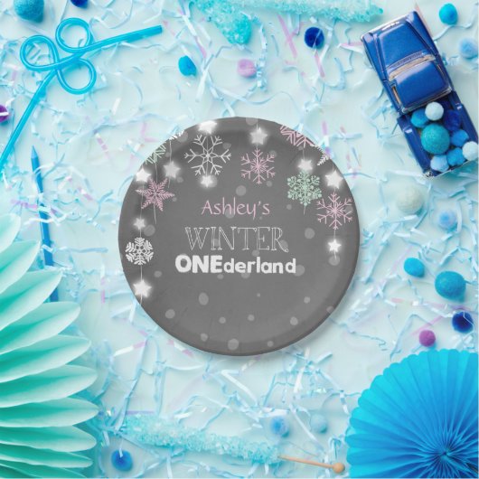 冬のonederlandの誕生日は雪片のピンクをめっきします ペーパープレート (パーティー)