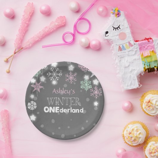 冬のonederlandの誕生日は雪片のピンクをめっきします ペーパープレート (パーティー)