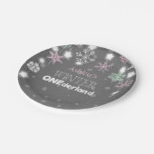 冬のonederlandの誕生日は雪片のピンクをめっきします ペーパープレート (アングル)