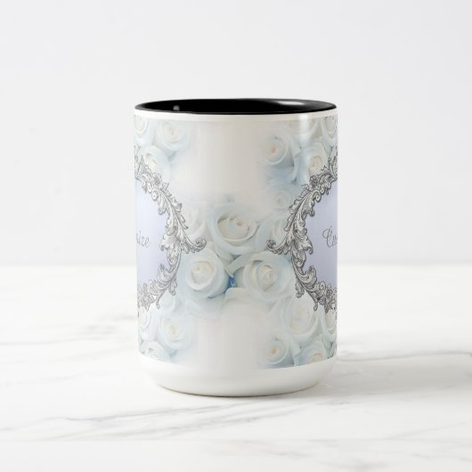 冬パーソナライズされた白のバラ結婚ズマグ ツートーンマグカップ (中央)