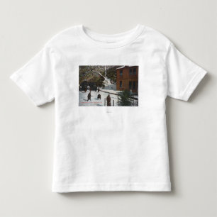 冬場面、雪で遊んでいる大人 トドラーTシャツ