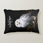 冬威厳のある雪フクロウモノグラム名前をカスタムする アクセントクッション (正面)