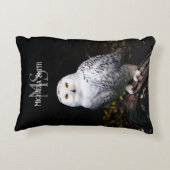 冬威厳のある雪フクロウモノグラム名前をカスタムする アクセントクッション (裏面)