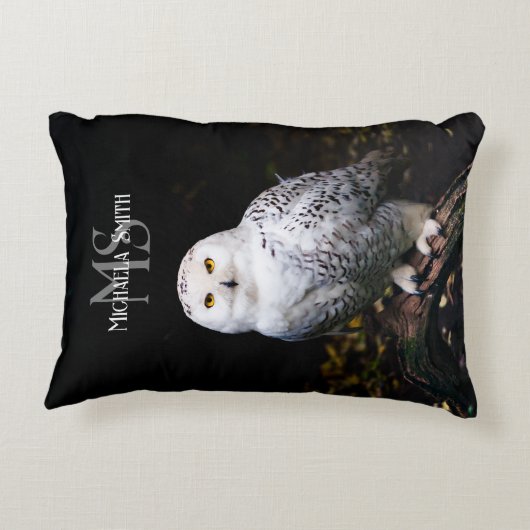 冬威厳のある雪フクロウモノグラム名前をカスタムする アクセントクッション (裏面)