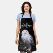 冬威厳のある雪フクロウモノグラム名前をカスタムする エプロン (着用した状態)