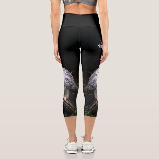 冬威厳のある雪フクロウモノグラム名前をカスタムする カプリレギンス (裏面)