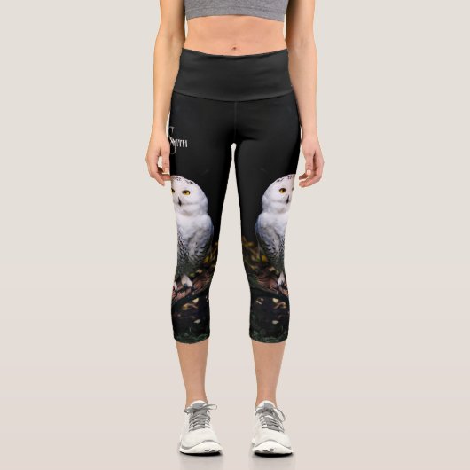 冬威厳のある雪フクロウモノグラム名前をカスタムする カプリレギンス (正面)