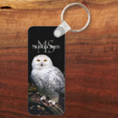 冬威厳のある雪フクロウモノグラム名前をカスタムする キーホルダー (裏面)