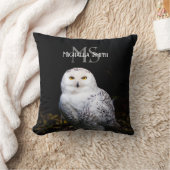 冬威厳のある雪フクロウモノグラム名前をカスタムする クッション (ブランケット)