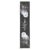 冬威厳のある雪フクロウモノグラム名前をカスタムする ショートテーブルランナー (正面)