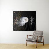 冬威厳のある雪フクロウモノグラム名前をカスタムする タペストリー (インサイチュ(横))