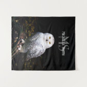 冬威厳のある雪フクロウモノグラム名前をカスタムする タペストリー (正面(横))