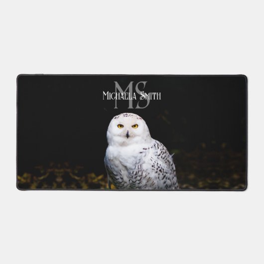 冬威厳のある雪フクロウモノグラム名前をカスタムする デスクマット (正面)