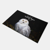 冬威厳のある雪フクロウモノグラム名前をカスタムする ドアマット (アングル)