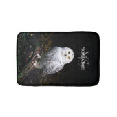 冬威厳のある雪フクロウモノグラム名前をカスタムする バスマット (正面)