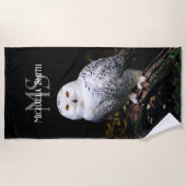 冬威厳のある雪フクロウモノグラム名前をカスタムする ビーチタオル (正面)