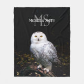 冬威厳のある雪フクロウモノグラム名前をカスタムする フリースブランケット (正面)
