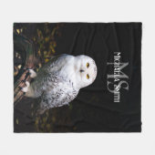 冬威厳のある雪フクロウモノグラム名前をカスタムする フリースブランケット (正面(横))