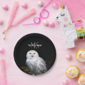 冬威厳のある雪フクロウモノグラム名前をカスタムする ペーパープレート (パーティー)