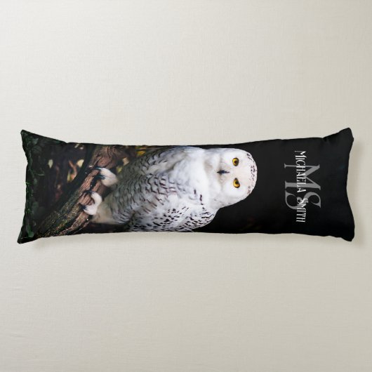 冬威厳のある雪フクロウモノグラム名前をカスタムする ボディピロー (正面)