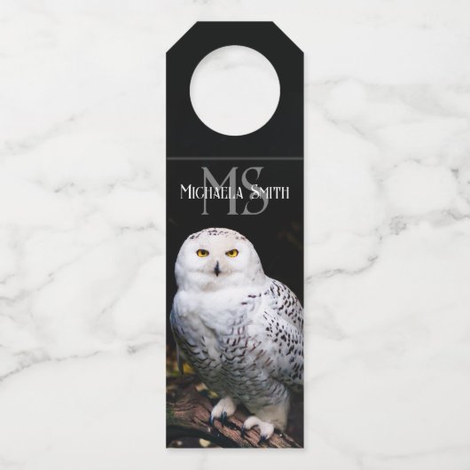 冬威厳のある雪フクロウモノグラム名前をカスタムする ボトルネックタグ (正面)