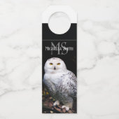 冬威厳のある雪フクロウモノグラム名前をカスタムする ボトルネックタグ (裏面)