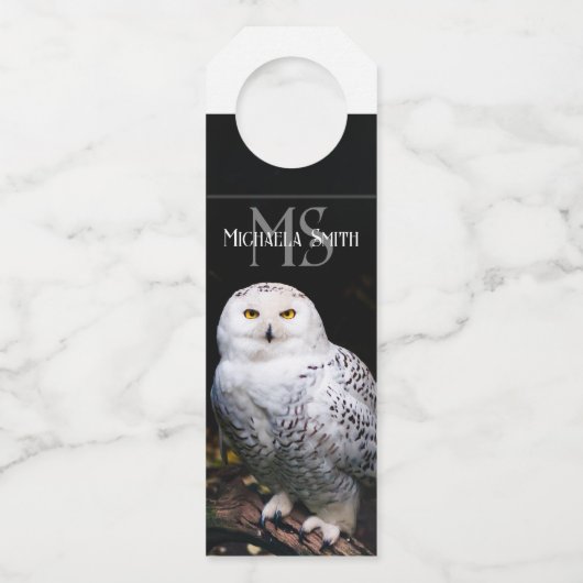 冬威厳のある雪フクロウモノグラム名前をカスタムする ボトルネックタグ (裏面)