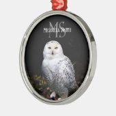 冬威厳のある雪フクロウモノグラム名前をカスタムする メタルオーナメント (左)