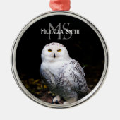 冬威厳のある雪フクロウモノグラム名前をカスタムする メタルオーナメント (正面)