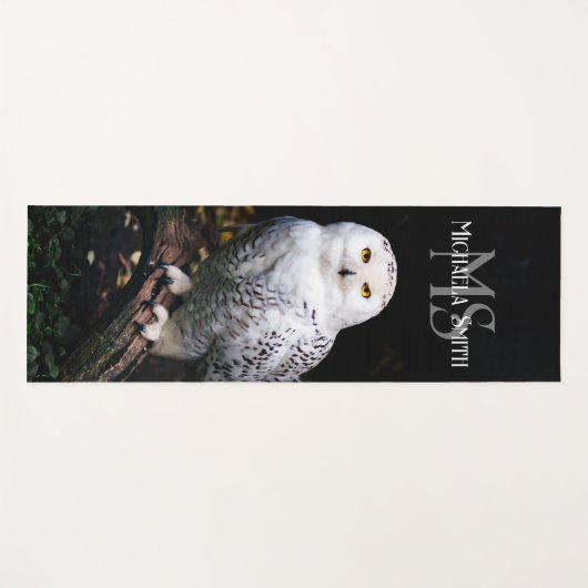 冬威厳のある雪フクロウモノグラム名前をカスタムする ヨガマット (正面(横))