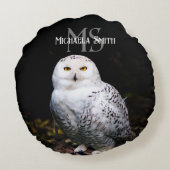 冬威厳のある雪フクロウモノグラム名前をカスタムする ラウンドクッション (裏面)