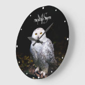 冬威厳のある雪フクロウモノグラム名前をカスタムする ラージ壁時計 (傾斜)