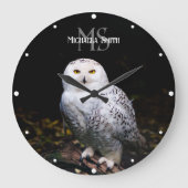 冬威厳のある雪フクロウモノグラム名前をカスタムする ラージ壁時計 (正面)