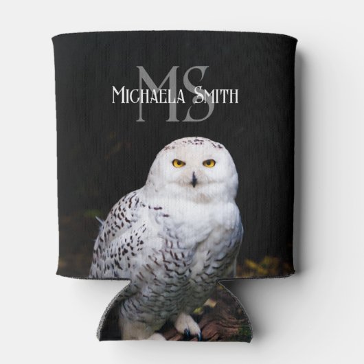 冬威厳のある雪フクロウモノグラム名前をカスタムする 缶クーラー (裏面)