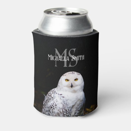 冬威厳のある雪フクロウモノグラム名前をカスタムする 缶クーラー (缶裏面)