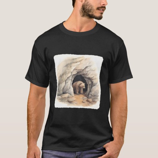 冬眠洞窟のあるクマ 動物の冬のシェルター Tシャツ (正面)