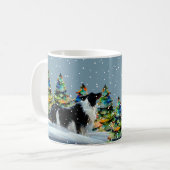 冬縁ど雪の森のクリスマスツリーにコリー コーヒーマグカップ (正面左)